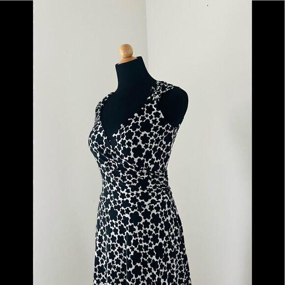 MAGGY LONDON BLACK AND WHITE FLORAL DRESS-gorgeous and flattering!! - Picture 4 of 7